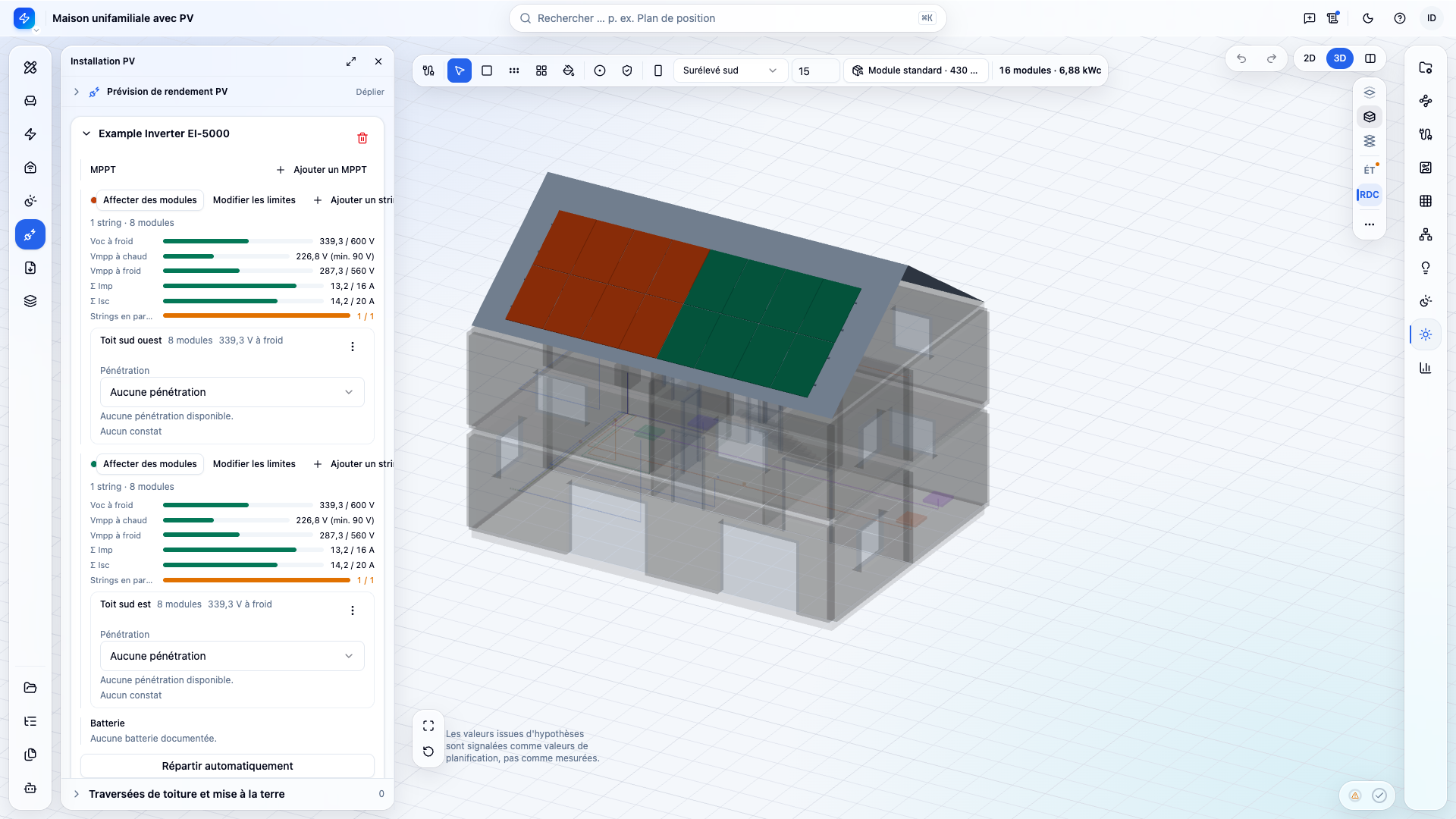 Vue 3D dans PlanElec : maison à deux niveaux avec toit à deux versants et 16 modules PV en deux couleurs pour les MPPT A et B ; à gauche, le panneau Installation PV avec contrôle des tensions et courants par string